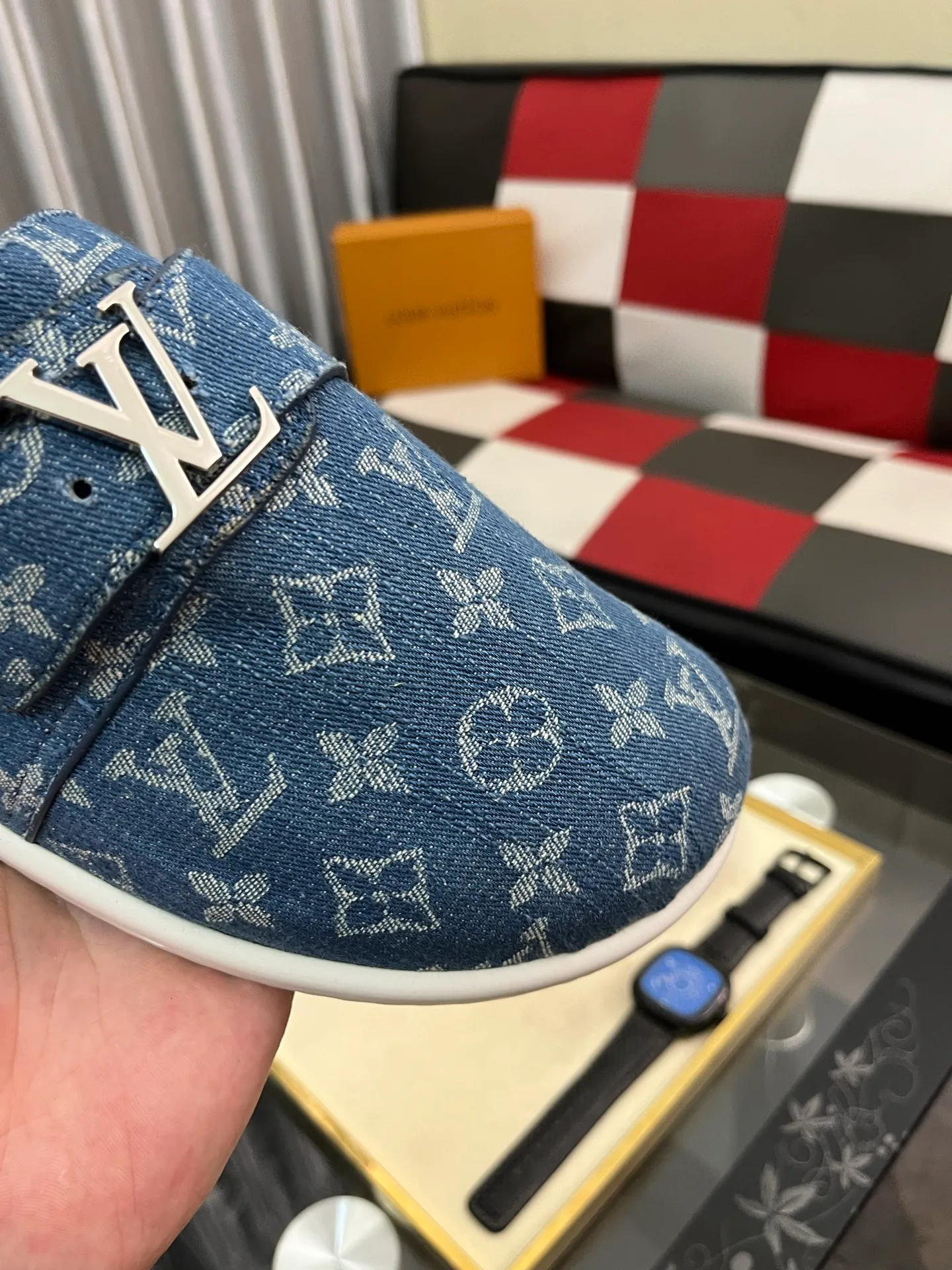 Men's shoes 💰380⌚️⌚️2025 new men's casual sandals and slippers, made of suede cow leather, with Monogram pattern to highlight the trendy style. Adjustable straps illuminated with LV letters, while a resilient insole and micro outsole provide lightweight comfort. Made of suede cow leather with embossed Monogram pattern and brand element metal hardware✅Adjustable straps➕Tough insole‼ ️Micro outsole. Comfortable and easy to wear‼ ️size: 38-443️⃣Colors available